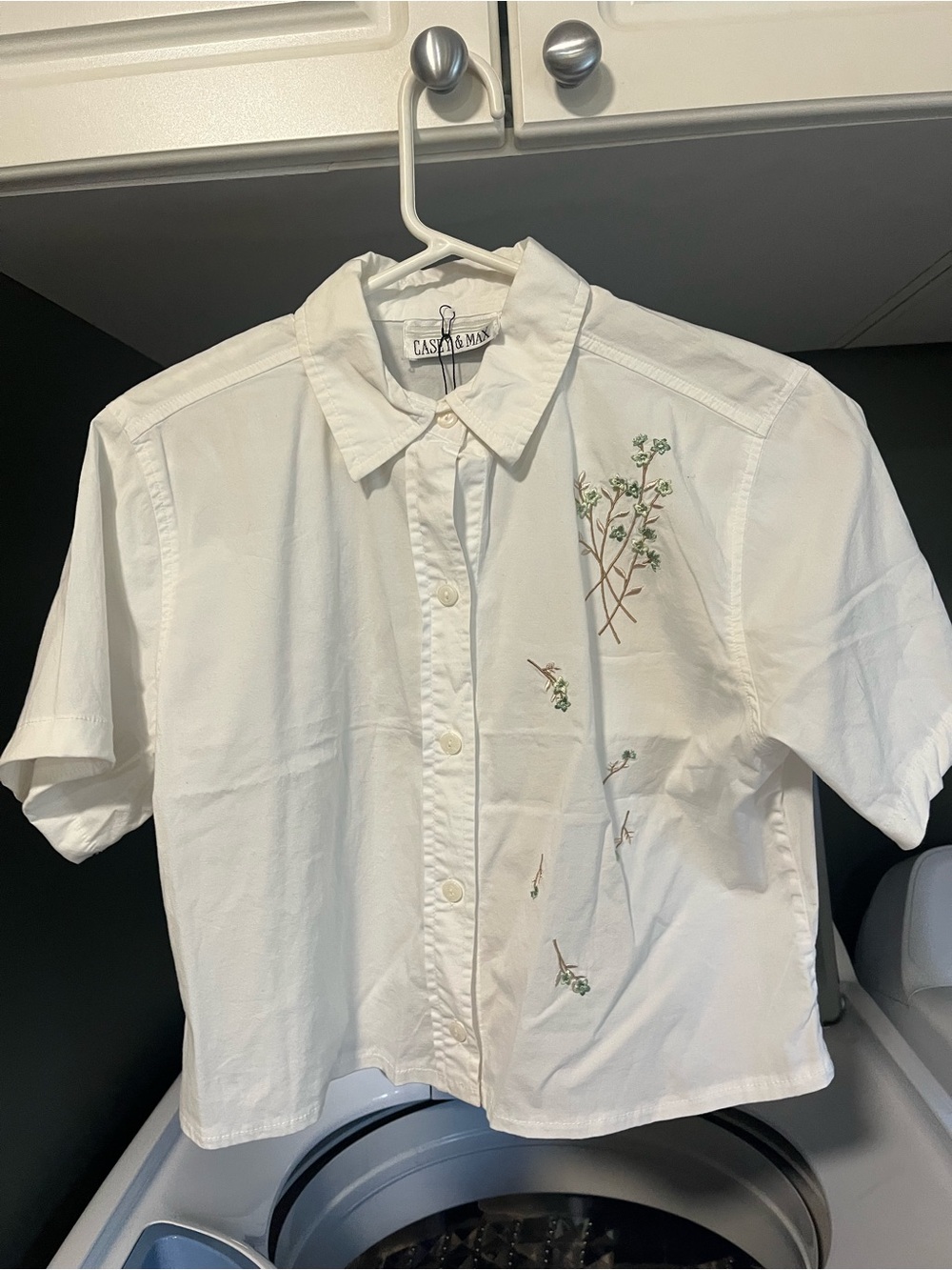 Cropped white Short-Sleeve Button Shirt with Floral Embroidery